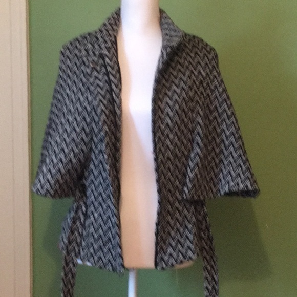 BB DAKOTA black and white jacket with cape - Picture 7 of 11